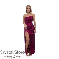 Kép 1/3 - Merevített, pánt nélküli szatén maxiruha, bordó