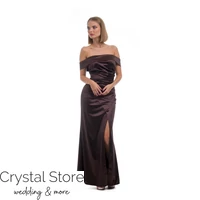 Kép 1/3 - Vállra húzható, sliccelt szatén maxiruha, sötétbarna