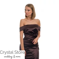 Kép 2/3 - Vállra húzható, sliccelt szatén maxiruha, sötétbarna