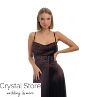 Kép 2/2 - Corset fűzős hátú, A-vonalú sliccelt fényes maxiruha, sötétbarna