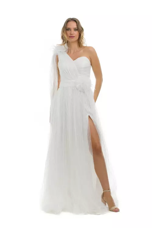 Aszimmetrikus, féloldalán fátyolos megoldású csillogó menyasszonyi ruha