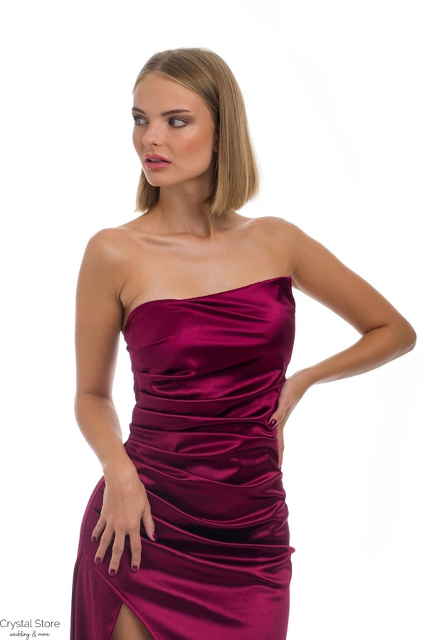 Merevített, pánt nélküli szatén maxiruha, bordó