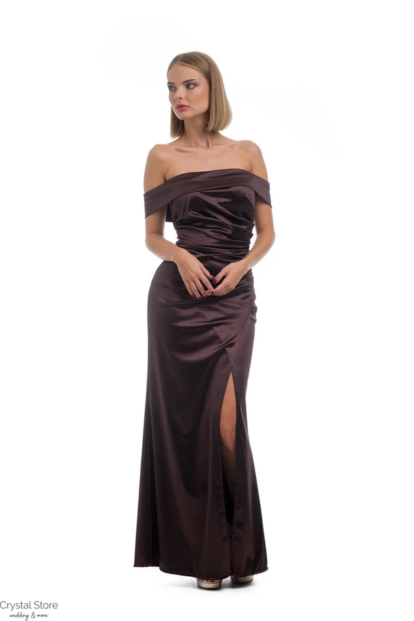 Vállra húzható, sliccelt szatén maxiruha, sötétbarna