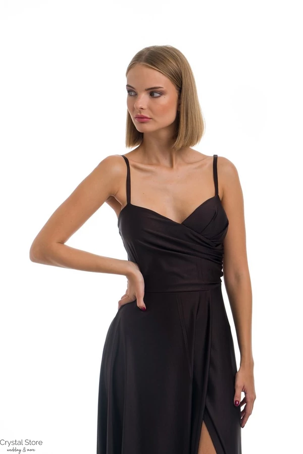 Mellben redőzött, sliccelt vékony szatén maxiruha, sötétbarna